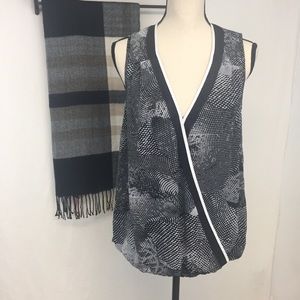 Daniel Rainn black & white sleeveless top, M